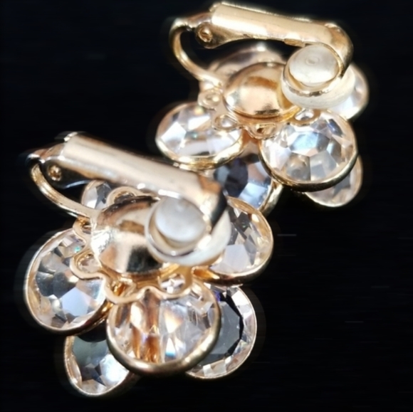 Vintage Austrian Crystal Flower Gold Tone Clip On Earrings - Picture 16 of 16